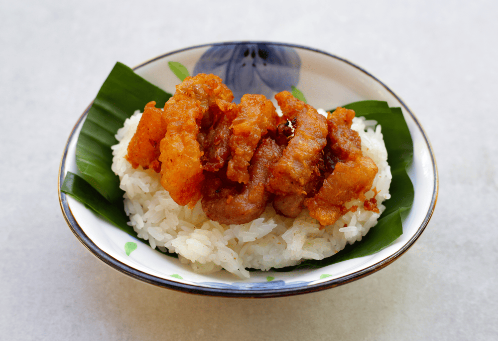Sticky rice is frequently wrapped in banana or dong leaves before steaming, enhancing both flavor and cultural authenticity (Source: Canva)
